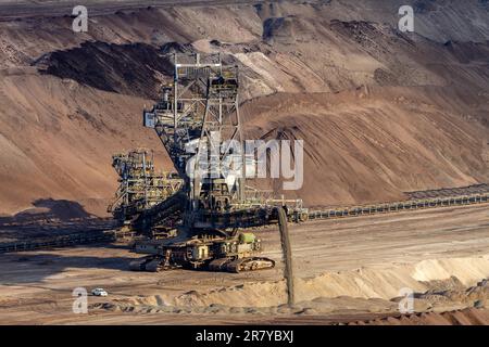 Pelle hydraulique à godets sur pneus utilisée dans l'extraction de bandes Banque D'Images