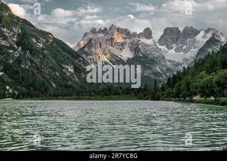 Vue sur le lac au sud dans les Dolomites d'Ampezzo, en Italie. Lago di Landro Banque D'Images