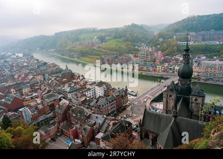 Vue panoramique sur la vieille ville de Dinant en Belgique Banque D'Images