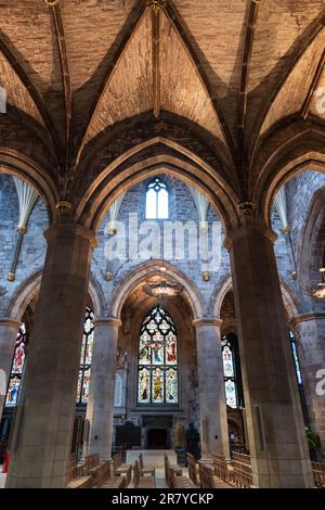 L'intérieur de la cathédrale St Giles dans la ville d'Edimbourg, en Écosse, au Royaume-Uni. Haut Kirk de l'église paroissiale gothique d'Édimbourg, vue latérale sur la nef avec arches et côtes Banque D'Images