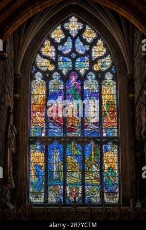 Jésus Christ alambiche la mer de Galilée et marche sur l'eau, vitrail dans le transept nord dans l'église paroissiale de la cathédrale St Giles à l'intérieur Banque D'Images