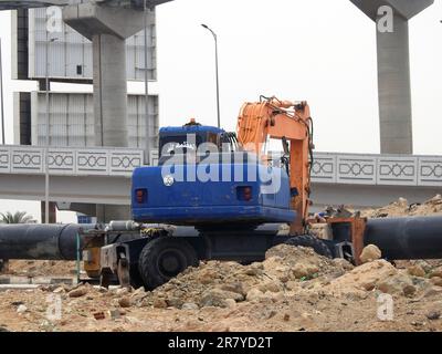 Le Caire, l'Egypte, le 26 mai 2023: Préparation de la mise en place de grandes conduites d'eau, de conduites d'assainissement, d'amélioration des infrastructures et de l'immobilier deve Banque D'Images