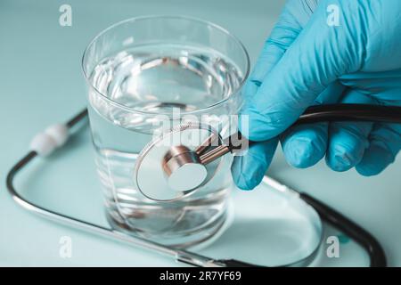 Test de la pureté de l'eau dans les robinets et les prises d'eau potable, concept, gros plan Banque D'Images