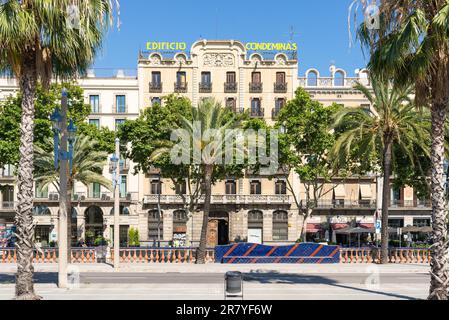 Edificio Condeminas est un bâtiment privé datant de 1915 dans le Passeig de Colom, une avenue de la ville de Barcelone à proximité du port. Le bâtiment était Banque D'Images