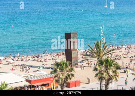 Vue sur la plage de Barceloneta. La plage est très populaire en dessous des jeunes touristes, qui visitent Barcelone. La plage est à proximité du centre-ville et très Banque D'Images