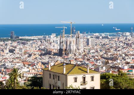 Vue de haut sur le chantier de construction de la Sagrada Familia, le célèbre bâtiment d'Antoni Gaudi. La célèbre cathédrale dans le quartier de Barcelone Eixample, est Banque D'Images