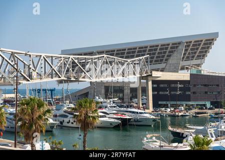 Immense panneau solaire dans la marina Port Forum dans le nord de Barcelone. Un pont piétonnier industriel en fer mène au-dessus du port. Banque D'Images