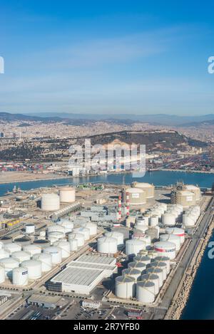 Vue de dessus de Zona Franca - Port, le port industriel de Barcelone. Cette zone industrielle, y compris l'aéroport, est l'une des plus importantes Banque D'Images