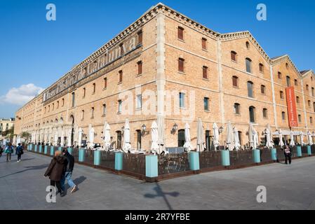 Restaurant en face du Palau de Mar, un ancien entrepôt commercial et le dernier de vieux magasins dans l'ancien port industriel de Barcelone. Aujourd'hui Banque D'Images