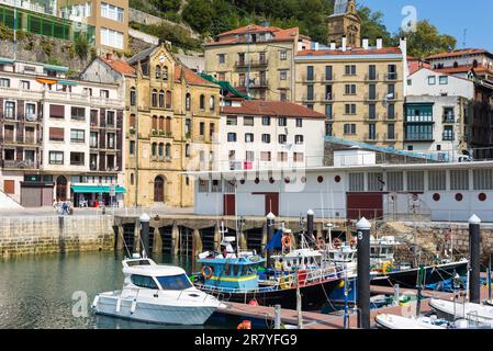 Des maisons pittoresques, des bateaux de pêche et des bateaux de pêche sportive à la pêche récréative en bateau sont amarrés dans le port de Donostia San Sebastian. Le port Banque D'Images