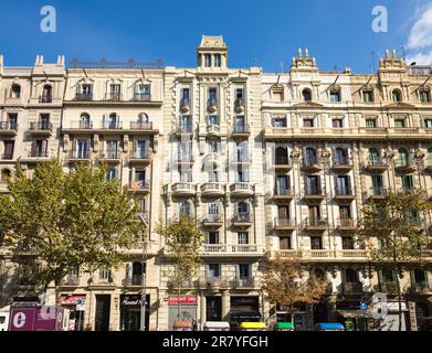 D'énormes blocs de ville dans l'art moderniste catalan de Catalogne dans la rue Paral-lel dans la rue Antoni quartier de Barcelone Banque D'Images