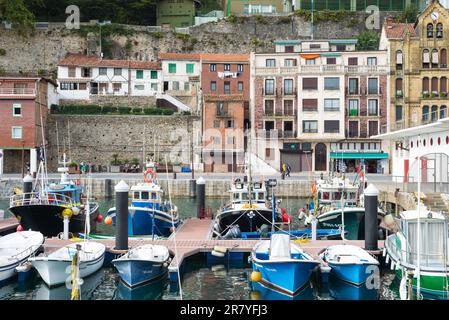 Des maisons pittoresques, des bateaux de pêche et des bateaux de pêche sportive à la pêche récréative sont amarrés dans le port de Donostia San Sebastian. Le port est Banque D'Images