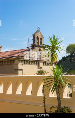 L'église catholique Parroquia de San Martin Obispo à Donostia San Sebastian a un clocher typiquement espagnol avec trois cloches. Vue depuis un toit Banque D'Images