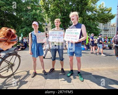 Munich, Bavière, Allemagne. 18th juin 2023. Cinq ans après l'écrasante démonstration de NoPAG contre la Polizeiaufgabengesetz (police Assignment Laws) qui a donné à la police bavaroise des pouvoirs étendus pour mettre les gens en détention préventive, l'organisation s'est réunie une fois de plus pour protester contre l'utilisation des lois qui ont été récemment vues contre Letzte Generation, par exemple. (Credit image: © Sachelle Babbar/ZUMA Press Wire) USAGE ÉDITORIAL SEULEMENT! Non destiné À un usage commercial ! Crédit : ZUMA Press, Inc./Alay Live News Banque D'Images