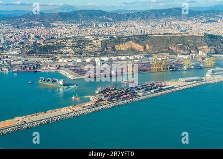 Le port de Zona Franca est situé au sud de la ville. C'est le port industriel de Barcelone. Cette zone industrielle, y compris l'aéroport Banque D'Images