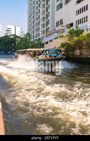 Le service de bateaux Khlong Saen SEP est un bateau-bus qui opère sur le canal Saen SEP à Bangkok, à travers les quartiers commerciaux encombrés par la circulation urbaine Banque D'Images