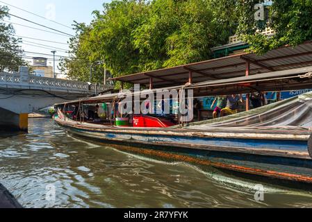 Important arrêt de ferry sur le canal. Le service de bateau Khlong Saen SEP est un bateau-bus qui opère sur le canal Saen SEP à Bangkok à travers la ville Banque D'Images