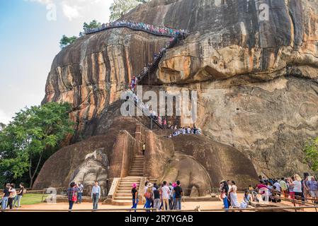 De grands pattes à la porte des lions de la forteresse de Sigiriya. Piétons sur le tronçon d'escalade qui mène aux ruines du palais Banque D'Images