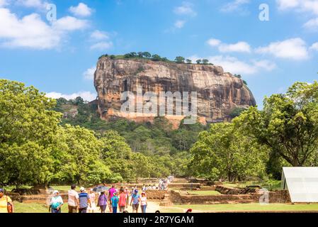 Touristes et habitants sur le chemin de la forteresse de Sigiriya, l'une des icônes les plus légendaires de l'histoire du Sri Lanka Banque D'Images