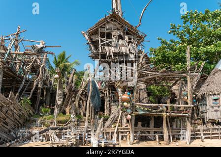 Le célèbre bar hippie, fait de bois de grève à la baie de buffle. La plage, appelée Ao Khao Kwai, est située sur l'île Ko Phayam Banque D'Images