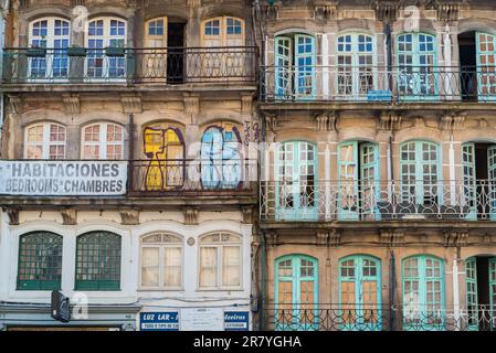 Maison mitoyenne en terrasses de style architectural Pombalin dans le quartier autour de la gare de Sao Bento Banque D'Images