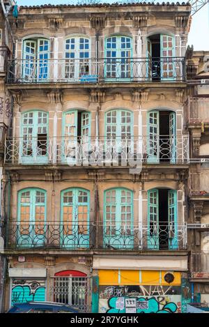 Maison mitoyenne en terrasses de style architectural Pombalin dans le quartier autour de la gare de Sao Bento Banque D'Images