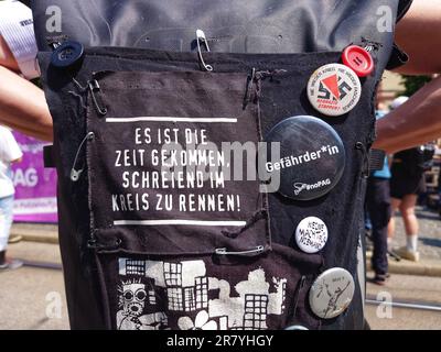 Munich, Bavière, Allemagne. 18th juin 2023. Cinq ans après l'écrasante démonstration de NoPAG contre la Polizeiaufgabengesetz (police Assignment Laws) qui a donné à la police bavaroise des pouvoirs étendus pour mettre les gens en détention préventive, l'organisation s'est réunie une fois de plus pour protester contre l'utilisation des lois qui ont été récemment vues contre Letzte Generation, par exemple. (Credit image: © Sachelle Babbar/ZUMA Press Wire) USAGE ÉDITORIAL SEULEMENT! Non destiné À un usage commercial ! Crédit : ZUMA Press, Inc./Alay Live News Banque D'Images