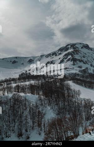 Un cliché vertical de collines rocheuses couvertes de neige à Ovindoli, dans les Abruzzes, en Italie Banque D'Images