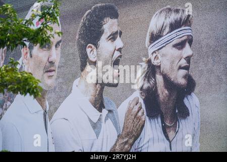 Londres Royaume-Uni. 18 juin 2023 .Un stand de spectateur couvert d'images d'anciens champions de Wimbledon L-R Roger Federer, Pete Sampras et Bjorn Borg avec plus de deux semaines jusqu'au début du tournoi de Wimbledon, championnats Grand Chelem qui commence le 3 juillet. Crédit : amer ghazzal/Alamy Live News Banque D'Images