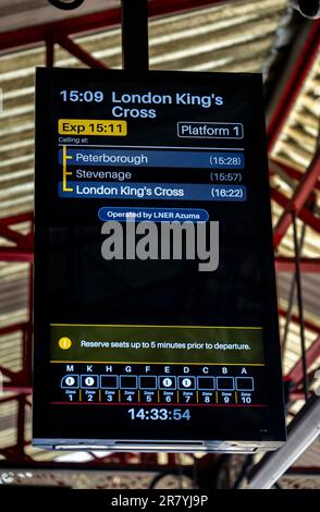 Gare, Grantham, Lincolnshire, Royaume-Uni – écran d'informations sur les passagers indiquant le départ pour London Kings Cross Banque D'Images