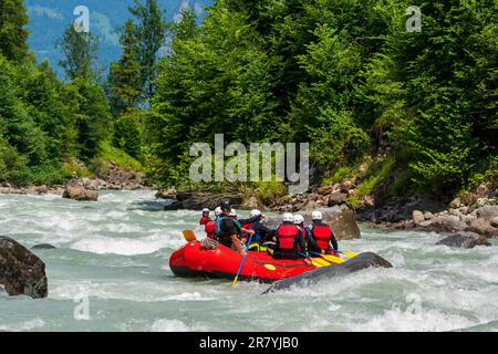 Rafting sur la Luetschine près d'Interlaken, rivière de montagne Luetschine sur le lac Thun en Suisse Banque D'Images