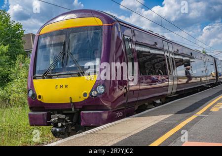 Gare, Grantham, Lincolnshire, Royaume-Uni – un train ferroviaire East Midlands arrivant sur une plate-forme Banque D'Images