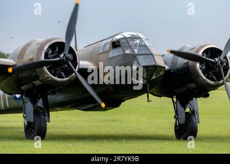 Warbird de la Seconde Guerre mondiale un Bristol Blenheim arrive à l'événement de volant de Bicester 2023, mis en scène à Bicester Heritage UK Banque D'Images