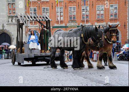 Charrettes tirées par des chevaux dans la procession du Saint-sang, Flandre, procession du Saint-sang, Marie et Joseph avec l'enfant Jésus, Bruges, Ouest Banque D'Images