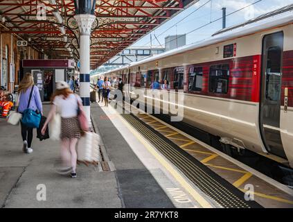 Gare, Grantham, Lincolnshire, Royaume-Uni – Un train Azuma de Londres North Eastern Railway (LNER) dans la gare comme les passagers débarquent du train lors d'une chaude journée d'été Banque D'Images