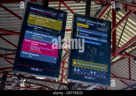 Gare, Grantham, Lincolnshire, Royaume-Uni – écrans d'information sur les passagers montrant les départs vers London Kings Cross, Lincoln Central et Stevenage Banque D'Images
