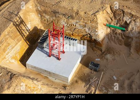 vue aérienne de la base en béton d'une grue de construction Banque D'Images