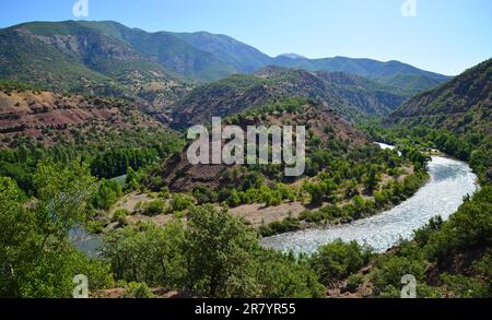 Vallée et rivière Munzur à Tunceli, Turquie. Banque D'Images