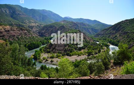 Vallée et rivière Munzur à Tunceli, Turquie. Banque D'Images