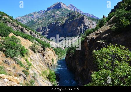 Vallée et rivière Munzur à Tunceli, Turquie. Banque D'Images