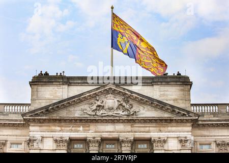 Londres, Angleterre, Royaume-Uni. 17th juin 2023. Le drapeau de la norme royale du Royaume-Uni survole Buckingham Palace. Le défilé annuel de Trooping la couleur pour célébrer l'anniversaire du monarque, son Altesse Royale le Roi Charless III, assisté par la famille royale. Crédit : Edler Images/Alamy Live News Banque D'Images