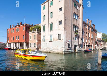 Bateau-ambulance vénitien naviguant le long de Rio San Trovaso, Dorsoduro, Venise, Italie. Soins médicaux, services de santé, médecin Banque D'Images