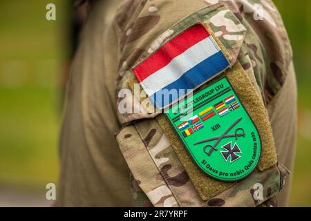 Drapeau et timbre des pays-Bas et du groupe de bataille sur un uniforme de soldat, Armée royale des pays-Bas, unité d'intégration de la force de l'OTAN, gros plan Banque D'Images