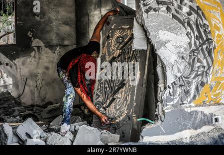 Gaza, Palestine. 16th juin 2023. Artiste palestinien, Ayman Alhosary finalise des dessins calligraphiques arabes sur les vestiges d'une maison détruite par des frappes aériennes israéliennes à Beit Lahia, dans la bande de Gaza, au nord. Crédit : SOPA Images Limited/Alamy Live News Banque D'Images