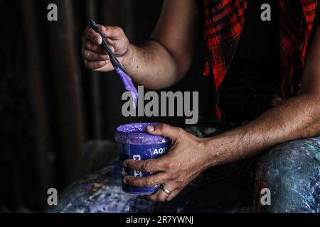 Gaza, Palestine. 16th juin 2023. Artiste palestinien, Ayman Alhosary finalise des dessins calligraphiques arabes sur les vestiges d'une maison détruite par des frappes aériennes israéliennes à Beit Lahia, dans la bande de Gaza, au nord. Crédit : SOPA Images Limited/Alamy Live News Banque D'Images