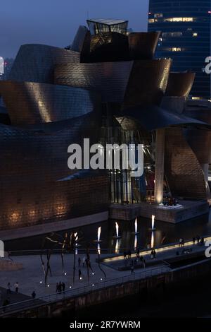 Bilbao, Espagne - 15 avril 2022 : Musée Guggenheim avec installation de la fontaine de feu par Yves Klein et sculpture de Maman par Louise Bourgeois, et People St Banque D'Images