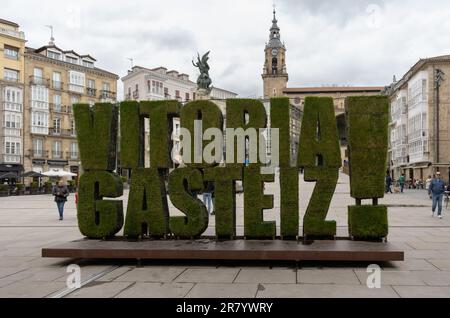 Vitoria, Espagne - 14 avril 2022 : lettres de la ville de Vitoria Gasteiz faites avec de l'herbe sur la surface de la Virgen Blanca. Le tourisme basque Banque D'Images