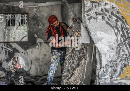 Gaza, Palestine. 16th juin 2023. Artiste palestinien, Ayman Alhosary finalise des dessins calligraphiques arabes sur les vestiges d'une maison détruite par des frappes aériennes israéliennes à Beit Lahia, dans la bande de Gaza, au nord. (Photo par Nidal Alwaheidi/SOPA Images/Sipa USA) crédit: SIPA USA/Alay Live News Banque D'Images