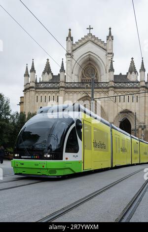 Vitoria-Gasteiz, Espagne - 14 avril 2022 : électrique EuskoTren avec la cathédrale de Santa Maria en arrière-plan, Vitoria dans le pays Basque Banque D'Images