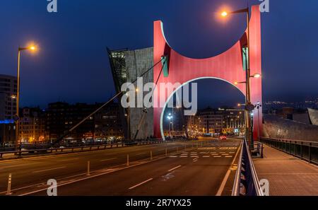 Bilbao, Espagne - 15 avril 2022 : sculpture de Daniel Buren, Arcos Rojos sur le pont de la Salve à Bilbao la nuit Banque D'Images